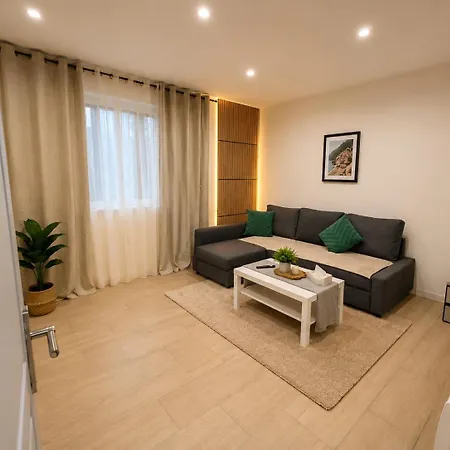 Le Refuge, Center 2 Min Away, Airport 6 Min Away Apartment