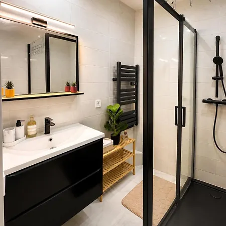 Apartment Le Refuge, Center 2 Min Away, Airport 6 Min Away *